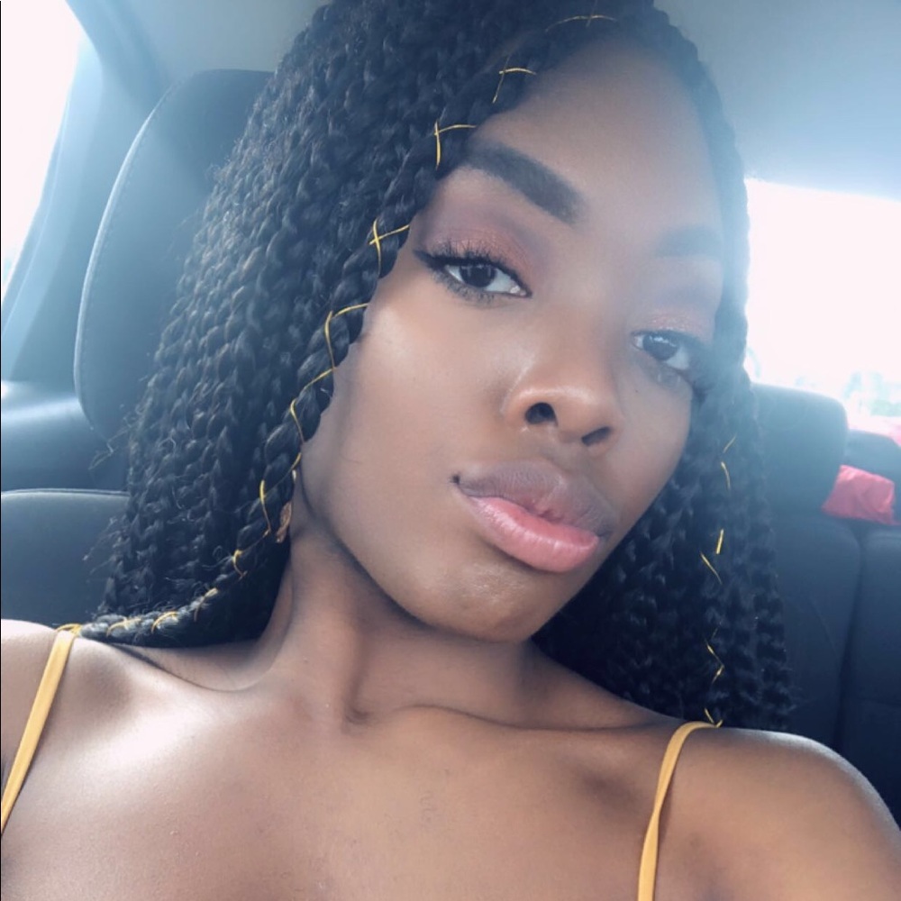 Meet your Posher, Monique